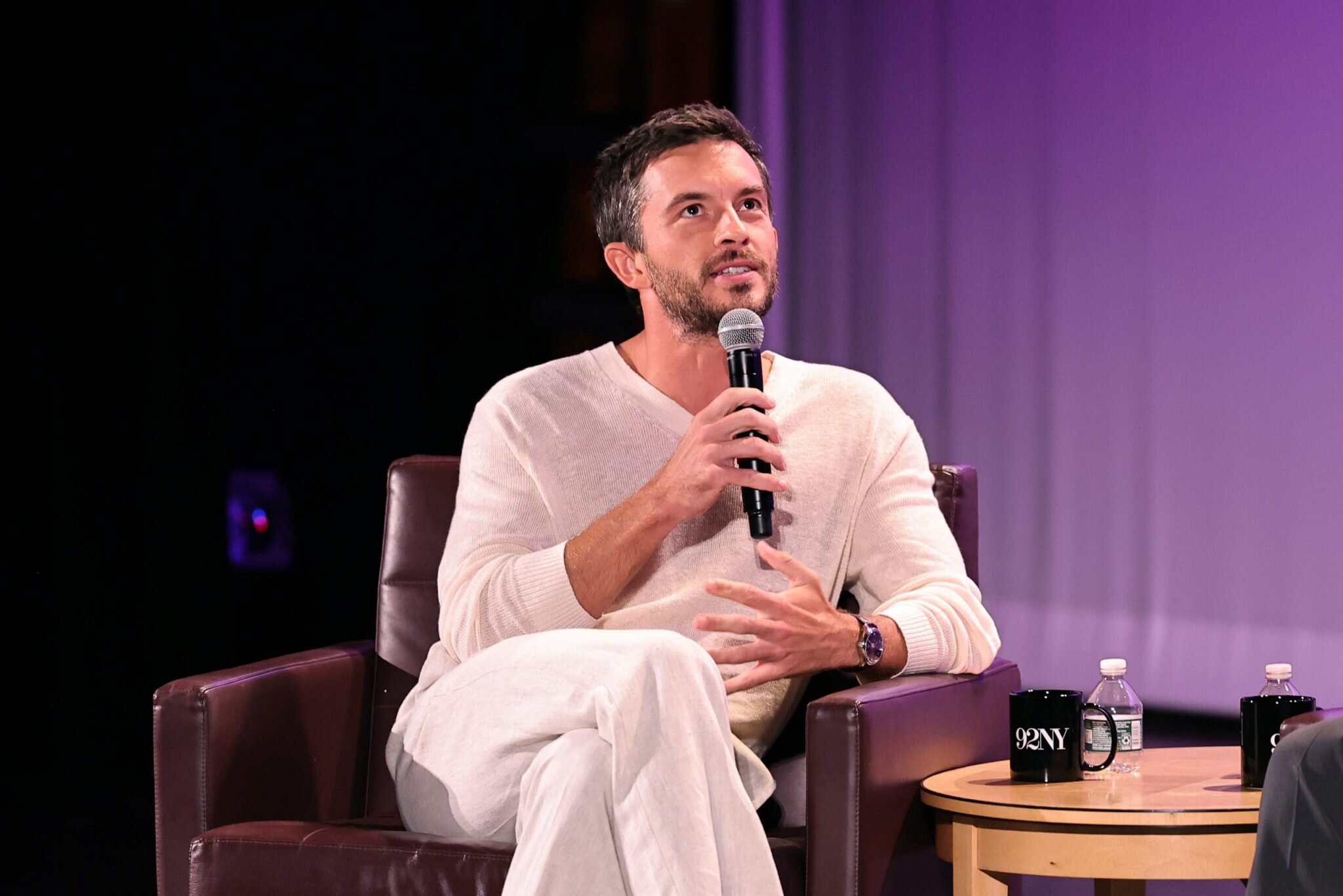 Джонатан Бейли е най-сексапилният мъж на 2025 г. според „Пийпъл“