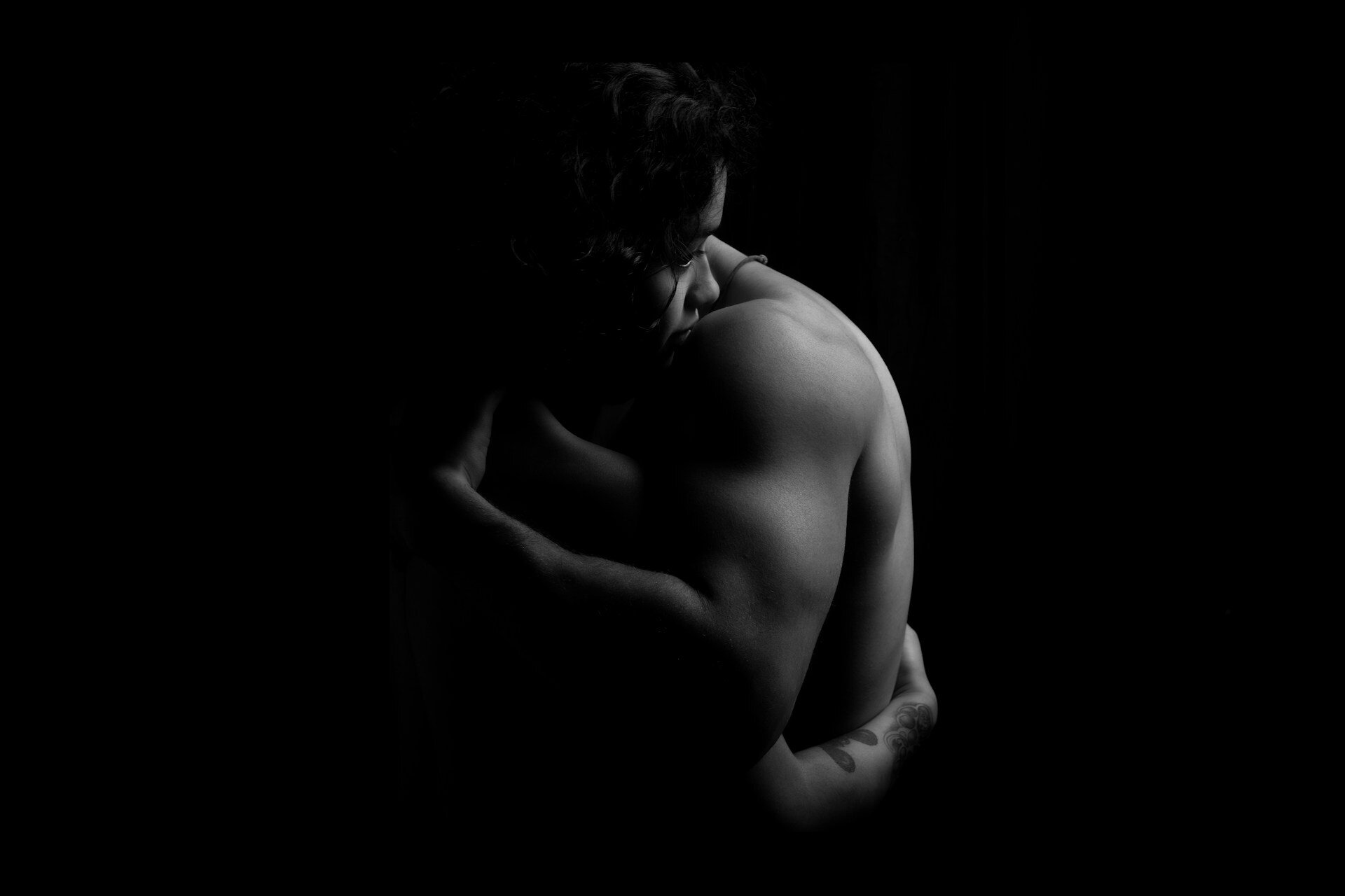 Науката зад силата на прегръдката: Как топлината формира нашето самосъзнание и психика