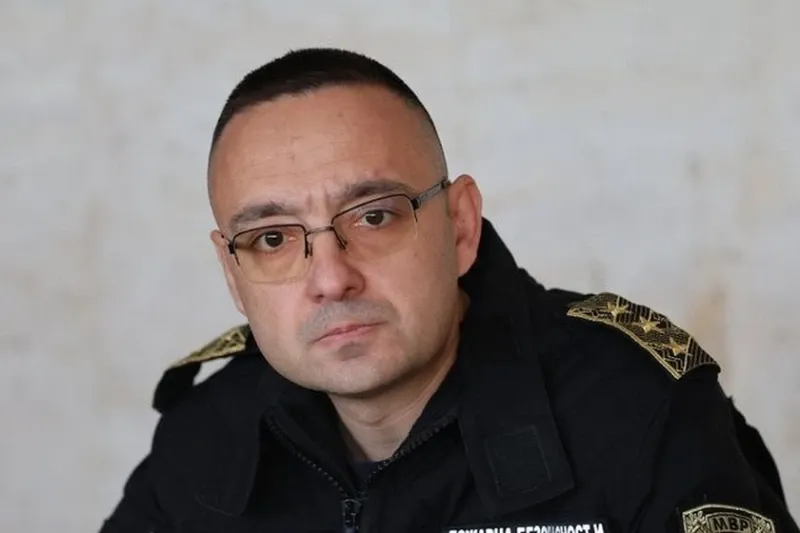 ГДПБЗН и полицията с подсилени екипи в районите с червен код; 200 души вече евакуирани от „Елените“, снимка 1