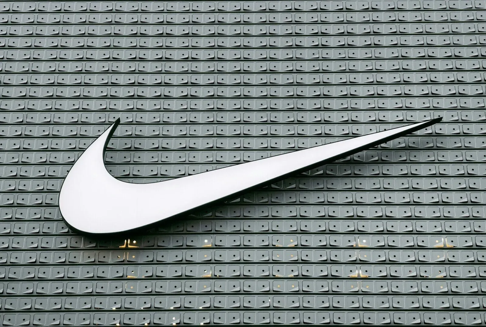 Панталони на Nike доста приличат на Adidas, постанови съд, снимка 1