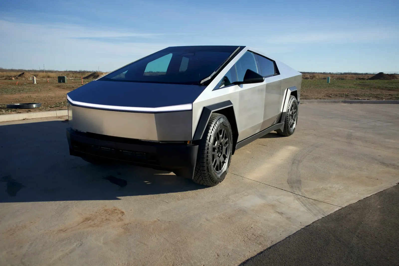 Семейството на загинала студентка съди Tesla заради фатален инцидент с Cybertruck, снимка 1