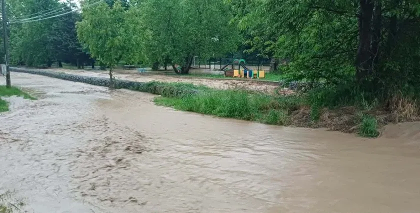 Наводнения и щети след 80 л/кв.м дъжд във Великотърновско и Габровско, снимка 1