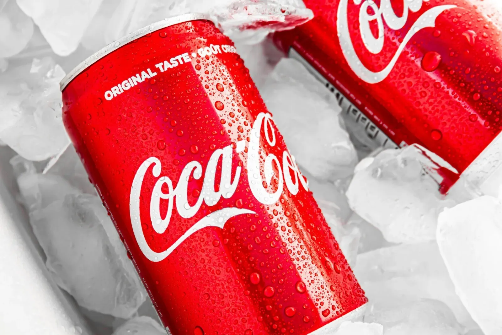 Coca-Cola въвежда мини кенове и стъклени бутилки с тръстикова захар за по-достъпни и здравословни избори, снимка 1
