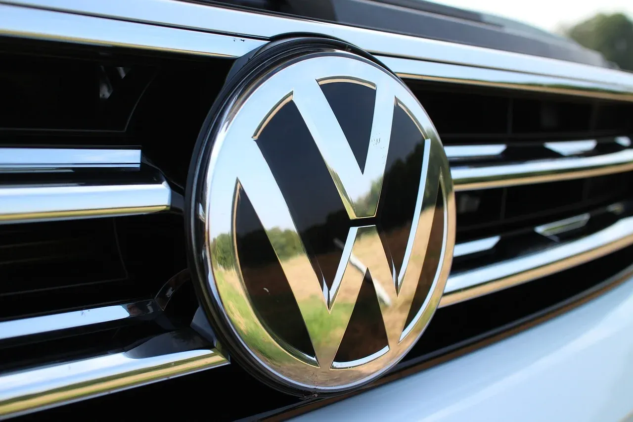 Volkswagen планира мащабни съкращения и закриване на заводи в Германия, снимка 1