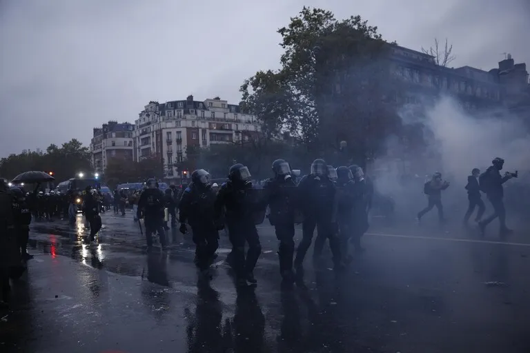 Франция и Италия отново са обхванати от масови протести и сблъсъци, снимка 1