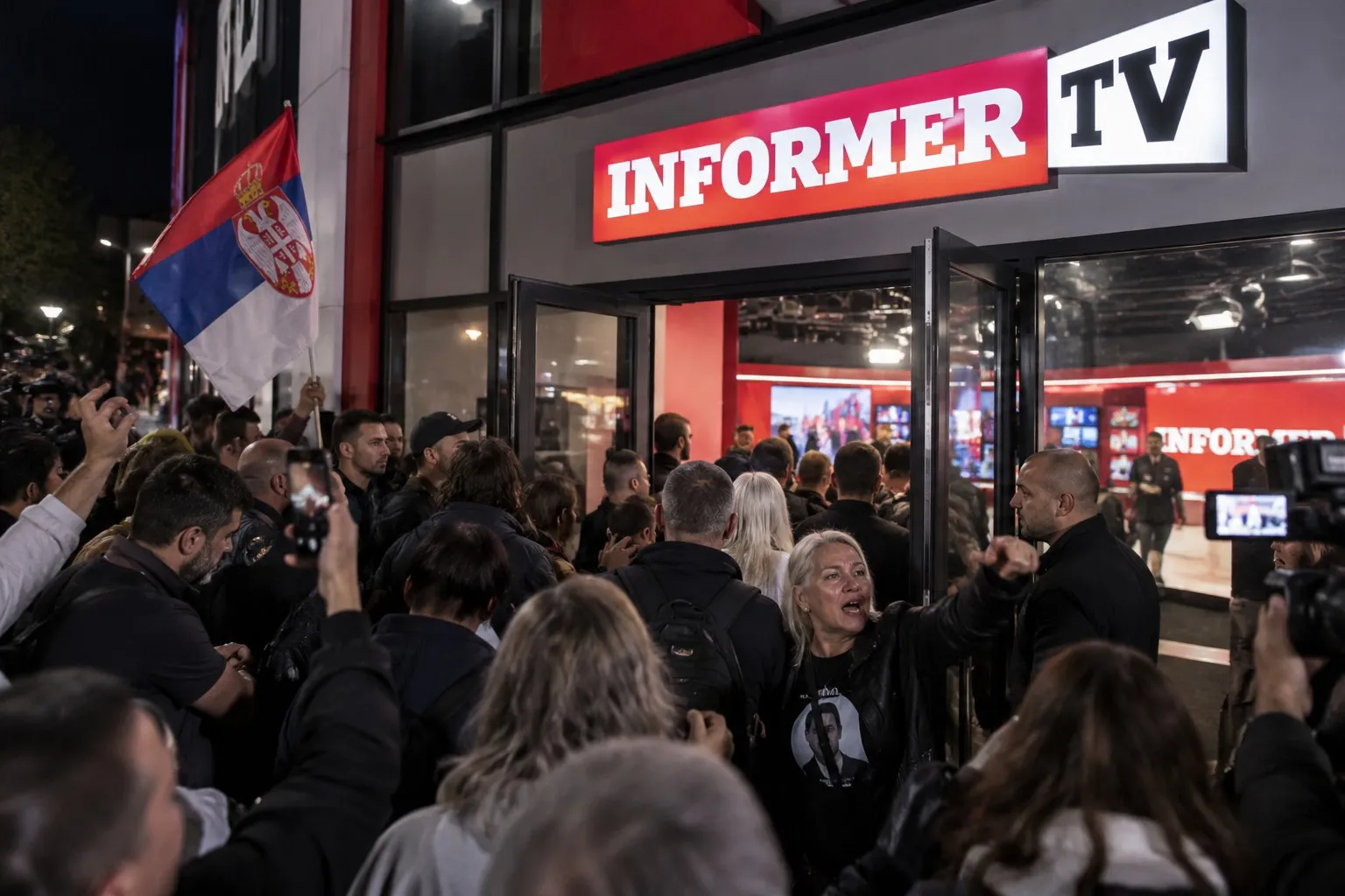 Прекъснаха ефира на „Информер“ след протест в Белград, снимка 1
