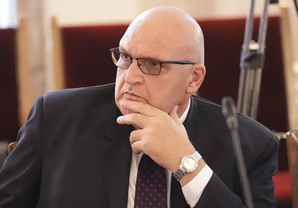 Край на хартиените бележки: училищата минават на дигитално, снимка 1