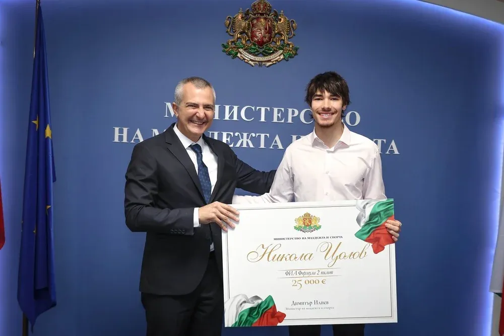 Димитър Илиев награди Никола Цолов с 25 000 евро за исторически успехи, снимка 1