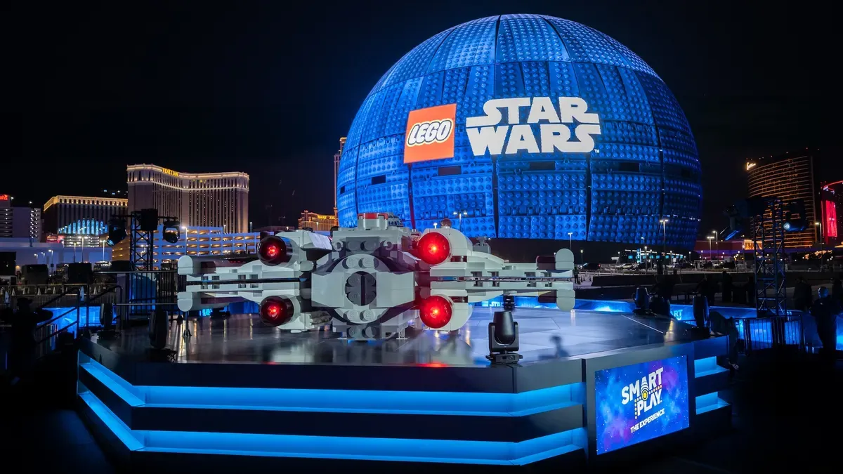 Lego превърна Лас Вегас в галактическа сцена, снимка 1