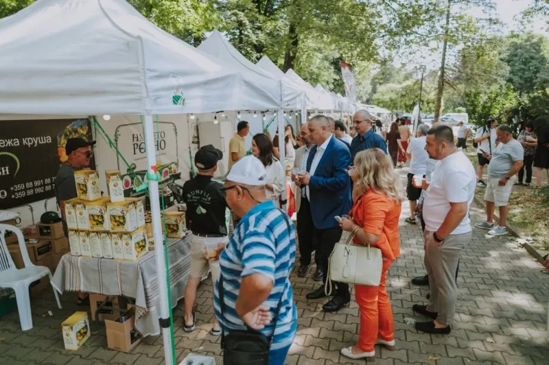 Български производители представят традиционни храни на фермерски базар във Варна