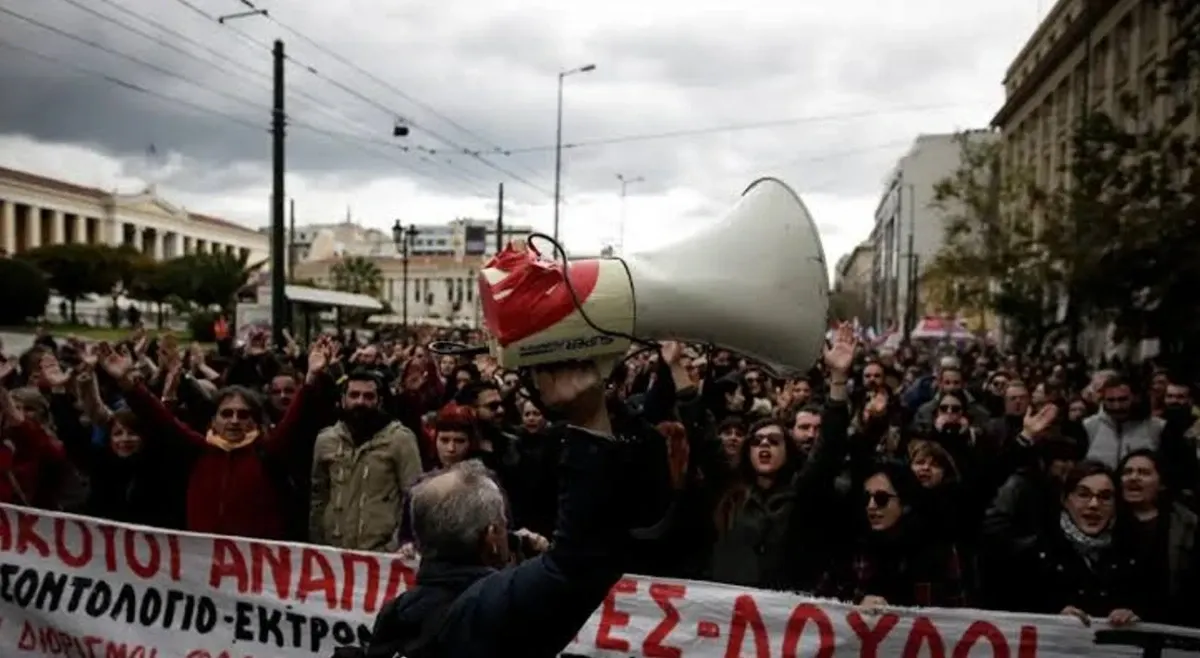 Учители протестират в Атина за заплати и условия, снимка 1