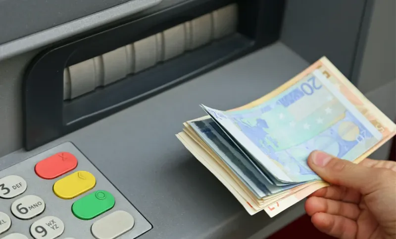 БНБ отчита средно 39 евро годишно за базови банкови такси и преводи