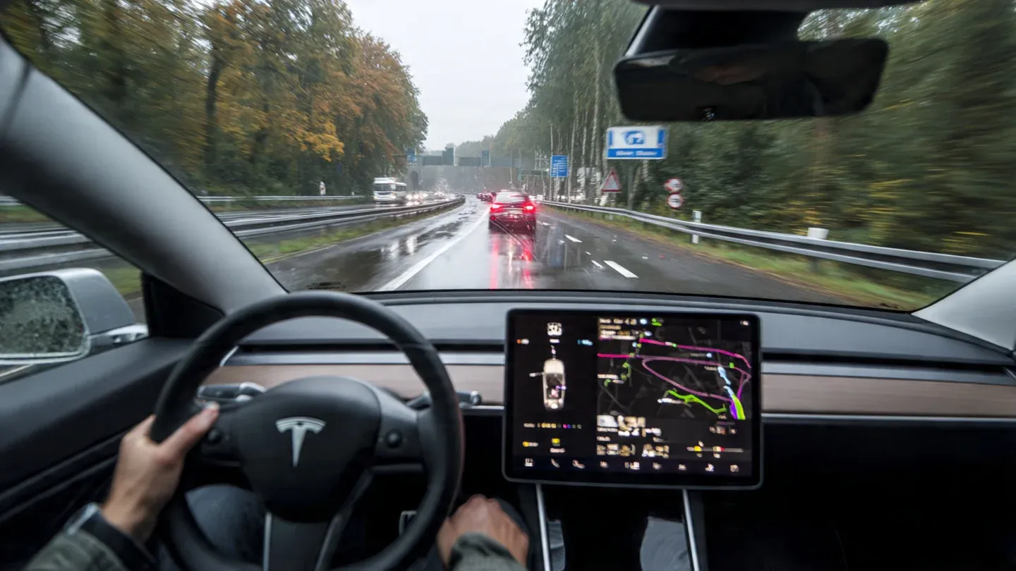 Tesla сменя името на Full Self-Driving в Европа, снимка 1