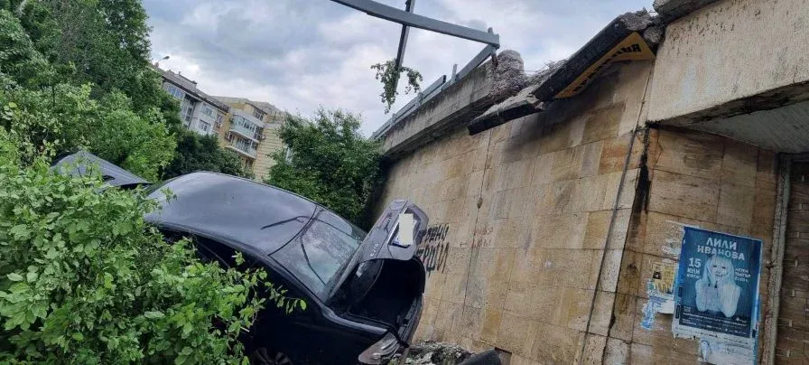 Полицейска гонка в Бургас завърши с катастрофа и изоставени мигранти, снимка 1