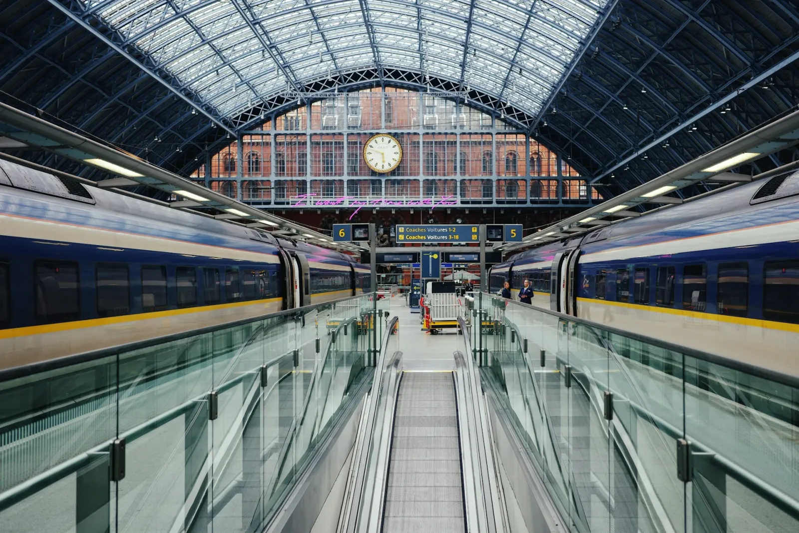 Хаос в тунела под Ламанша: Eurostar спира влаковете заради авария в захранването, снимка 1
